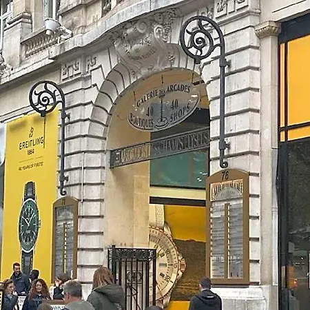 Plaza Champs Elysess باريس